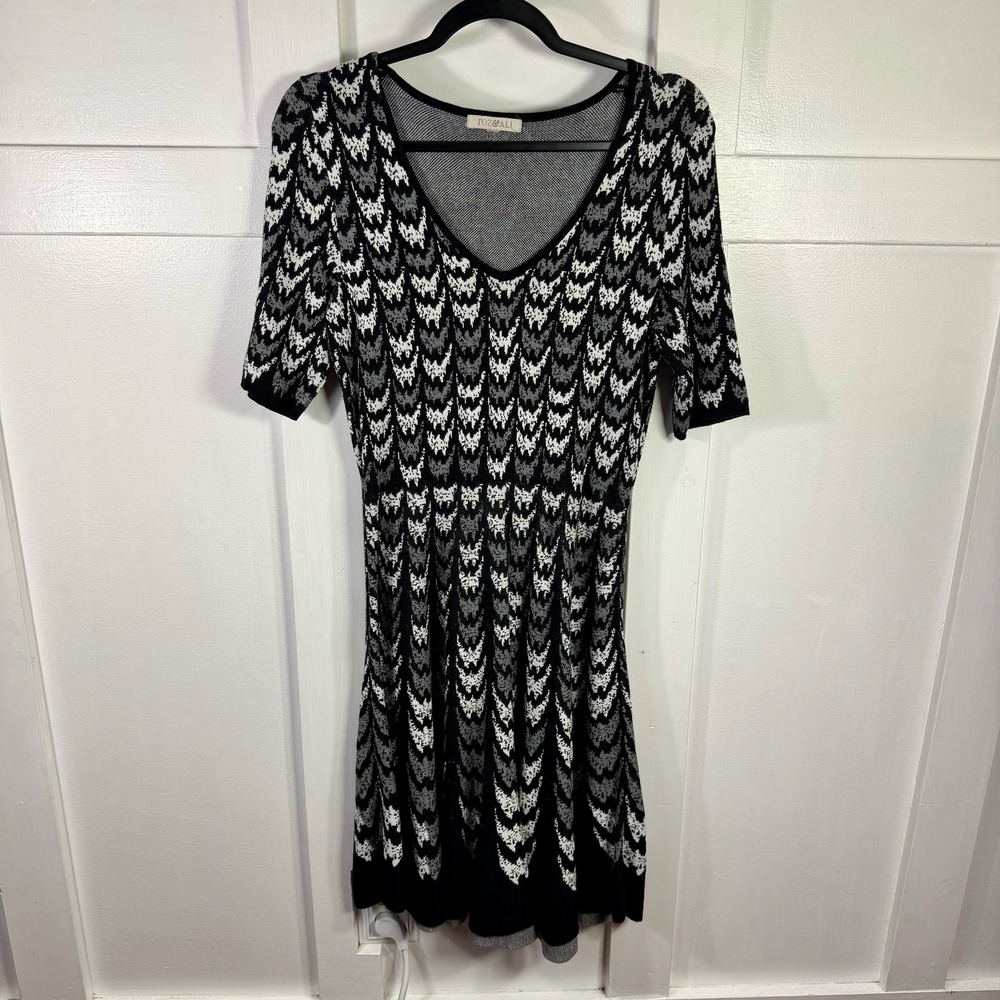 Rod & Ali Knit Dress Black White Gray Chevron Pattern‎ V Neck Short Sleeve Midi